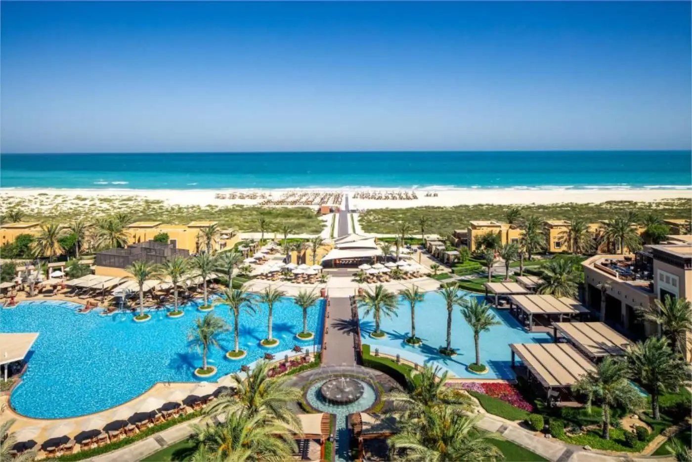 Luxury Resorts
Surrounded by world-class luxury resorts, Saadiyat Grove offers effortless access to five-star hospitality, pristine beaches, fine dining, and resort-style leisure experiences.